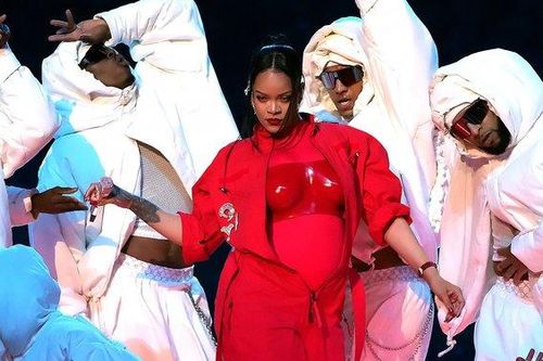 Rihanna nhận cát-xê 0 đồng khi diễn tại Super Bowl
