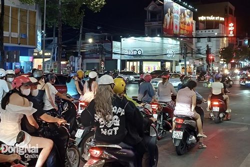 Nhiều tuyến đường TP.Biên Hòa đông đúc xe cộ đêm Valentine