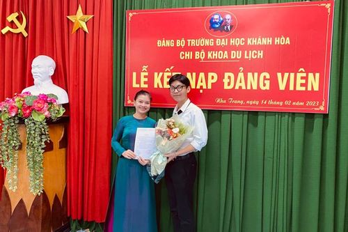 Chi bộ Khoa Du lịch Trường Đại học Khánh Hòa kết nạp đảng cho 2 sinh viên