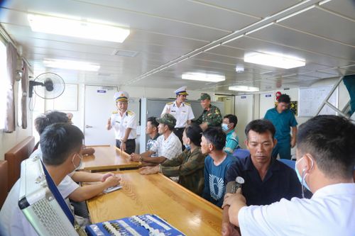 Cứu hộ, đưa 5 ngư dân gặp nạn ở Trường Sa về đất liền an toàn