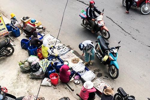 Chợ tự phát lấn chiếm lòng lề đường