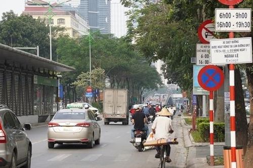 Vì sao Hà Nội dự kiến bỏ biển cấm taxi trên 11 tuyến phố?