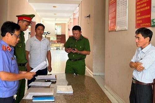 Nguyên hiệu trưởng và kế toán bị bắt giam vì tham ô 25 triệu đồng