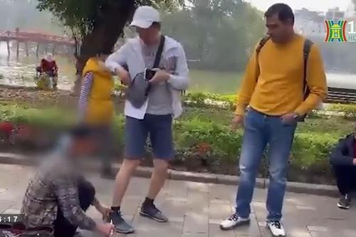 Xử phạt đối tượng chèo kéo khách du lịch ở Hồ Hoàn Kiếm