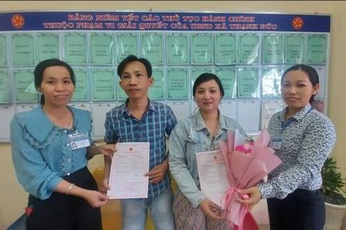 Chủ tịch xã tặng hoa chúc mừng các cặp đôi đăng ký kết hôn ngày Valentine