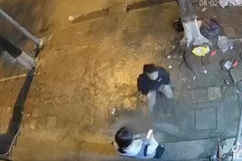 Xin lỗi bạn gái nhiều lần không được, chàng trai có hành động lạ giữa đường phố mặc kệ bao người nhìn