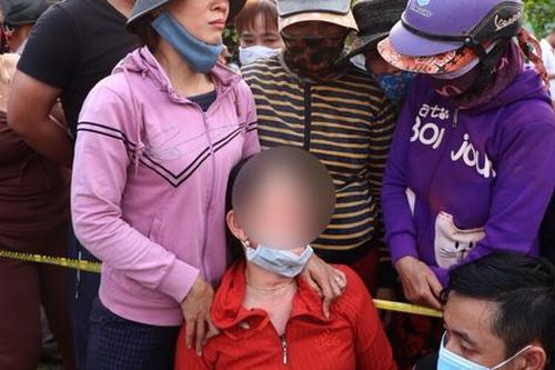 Vụ tai nạn thảm khốc ở Quảng Nam: Vợ nạn nhân khóc nghẹn tại hiện trường