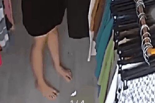Vụ cô gái hồn nhiên vệ sinh trong shop quần áo, chủ shop nói gì?