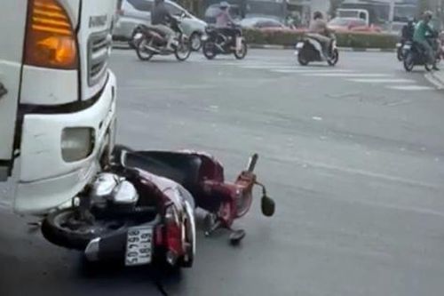 Bình Dương: Va chạm với xe tải, một phụ nữ tử vong