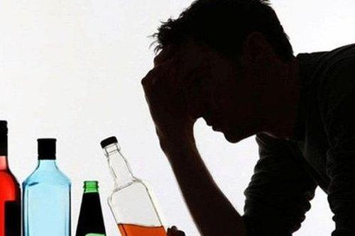 Vụ nghi ngộ độc rượu tại Nghệ An: 2 người đang phải thở máy