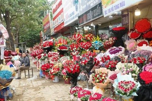 Hoa tươi 'nhuộm đỏ' phố phường Hà Nội trong ngày Lễ tình nhân