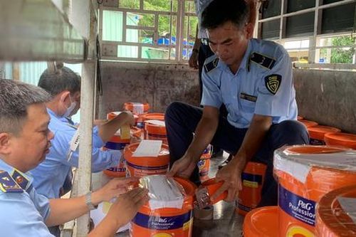 Phát hiện 200kg thùng bột giặt Tide giả mạo khi bày bán công khai tại cửa hàng