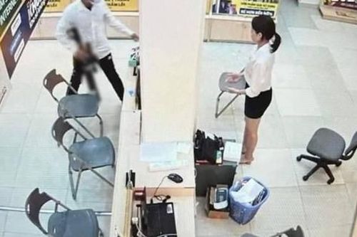 Bắt kẻ dùng vật giống súng xông vào cửa hàng Thế giới di động cướp tài sản