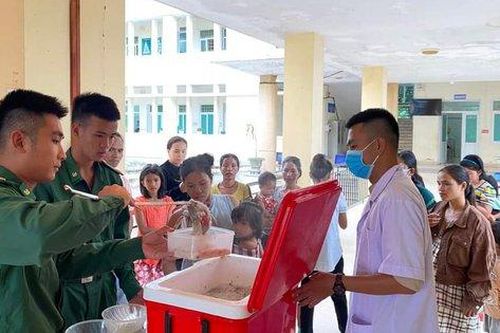 'Nồi cháo nghĩa tình' ấm lòng người bệnh vùng cao