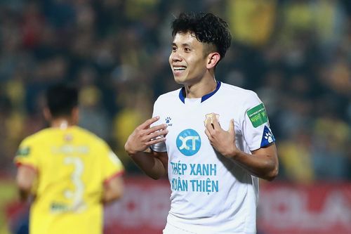 Hồng Duy ăn vạ kiếm penalty bất thành trước HAGL