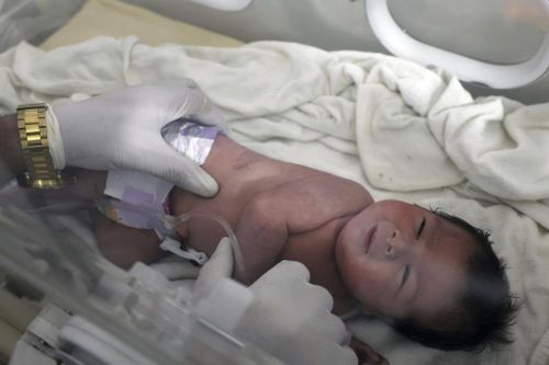 Tay súng xông vào bệnh viện có bé gái Syria với dây rốn dính mẹ