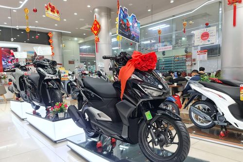 Doanh số giảm, giá xe tay ga vẫn không hạ nhiệt