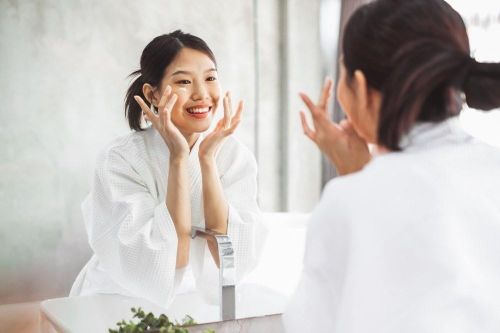 Người trẻ skincare sớm, đi ngủ muộn