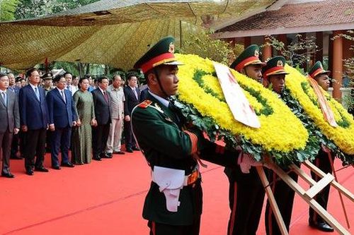Thủ tướng Phạm Minh Chính dâng hương tưởng niệm đồng chí Huỳnh Tấn Phát