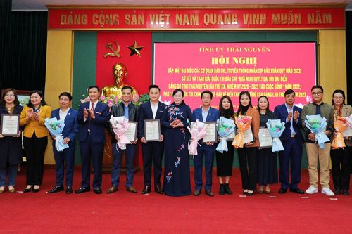 Thái Nguyên trao giải báo chí 'Đưa nghị quyết của Đảng vào cuộc sống'