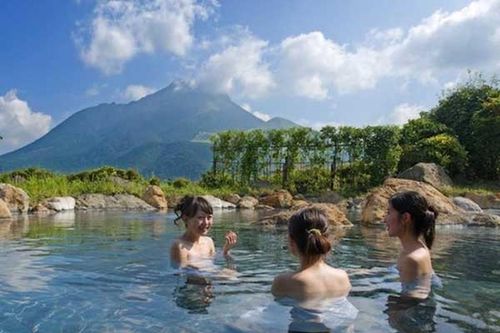 Sốc: Hơn 10.000 phụ nữ bị quay lén khi tắm suối nóng lộ thiên