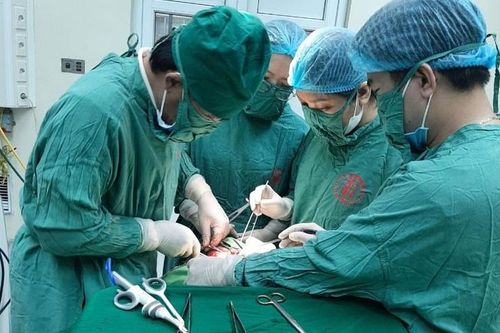 Cắt bỏ khối bướu giáp gần 20 năm cho người phụ nữ 60 tuổi