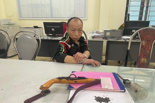 Bắt đối tượng mang súng đi vận chuyển ma túy ở Sơn La