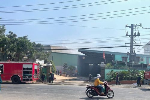 Cháy lớn kho chứa nguyên liệu chế biến thức ăn chăn nuôi cạnh cây xăng