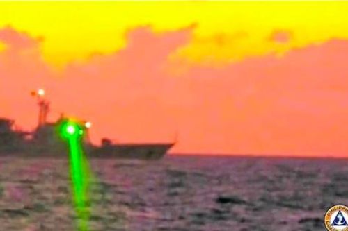 Tổng thống Philippines triệu đại sứ Trung Quốc vì vụ chĩa laser quân sự