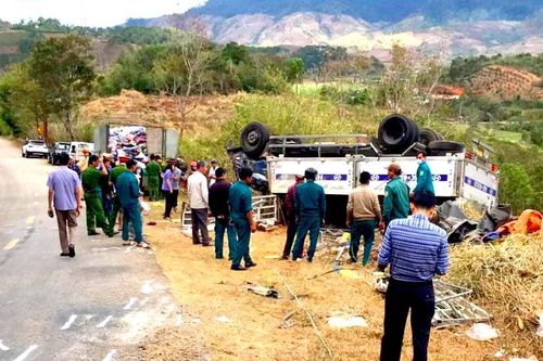 Xe đi từ thiện bị lật ở đèo Văn Rơi, 2 người thương vong