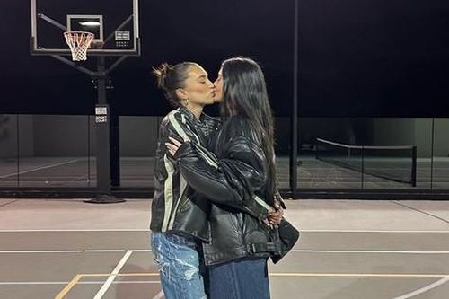 Kylie Jenner hôn môi phụ nữ trong ngày Valentine