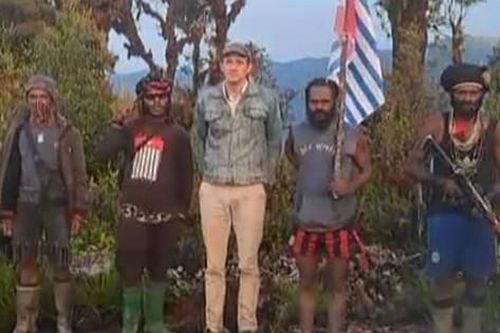 Phiến quân Indonesia đốt máy bay, bắt phi công New Zealand làm con tin