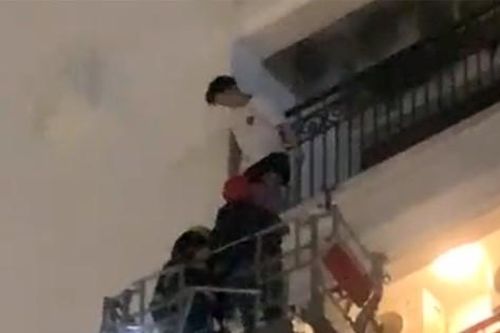 Thót tim với tình huống giải cứu nam thanh niên nhảy từ ban công tầng 8 chung cư