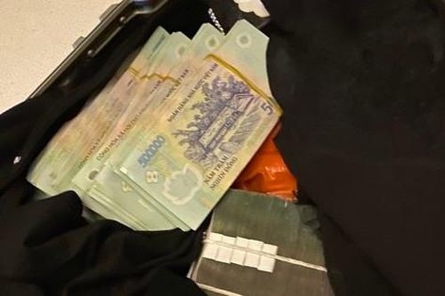 Thu gom xe hành lý, nhân viên sân bay Cần Thơ phát hiện 1 tỷ đồng
