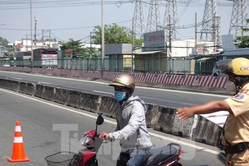 CSGT xử phạt nhiều tài xế chạy quá tốc độ trên Quốc lộ 1A