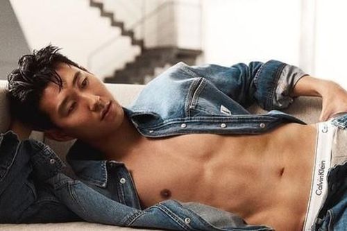 Son Heung Min khoe cơ bụng 6 múi