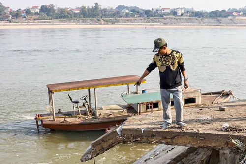 Trăm hộ dân ven sông Đà lo sạt lở kéo nhà xuống sông