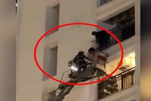Trung tá cứu hỏa kể phút cứu thanh niên định nhảy lầu từ tầng 8 ở Hà Nội