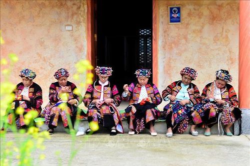 Gìn giữ nghề thêu truyền thống dân tộc Lô Lô ở Hà Giang