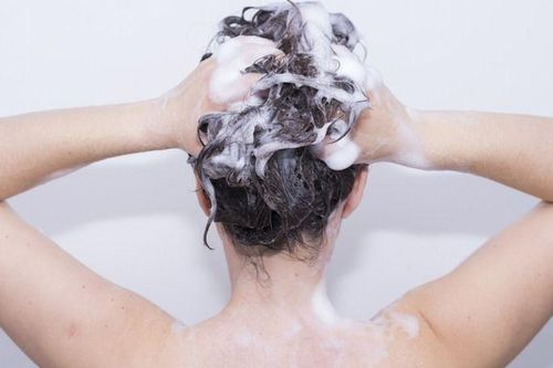 Cách gội đầu đúng cách hạn chế tối đa tóc gãy rụng
