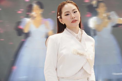 Lương Bích Hữu xuất hiện chạy show ca hát, vòng eo chất lượng 'đập tan' nghi vấn mang thai
