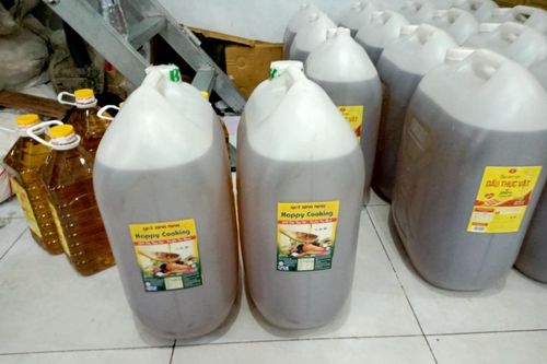 An Giang: Phát hiện cơ sở sản xuất dầu thực vật vi phạm quy định ghi nhãn hàng hóa