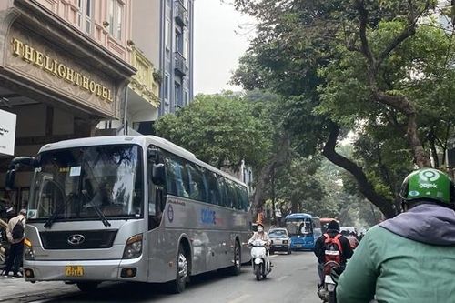 Hà Nội: Giờ cao điểm, xe cỡ lớn ngang nhiên dừng, đỗ đón khách
