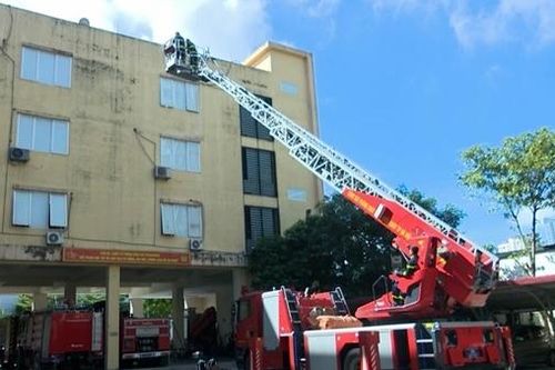 Căng thẳng cuộc giải cứu người đàn ông định nhảy từ tầng 8 chung cư