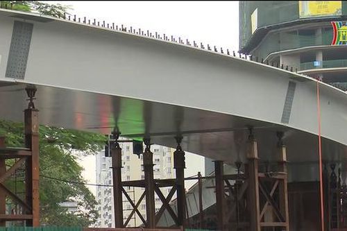 Hợp long cầu vượt nút giao Chùa Bộc - Phạm Ngọc Thạch