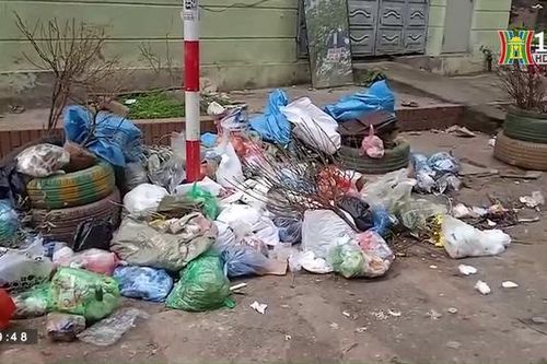 Rác thải chất đống tại khu dân cư quận Hoàng Mai