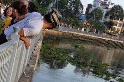 Tìm thân nhân của thi thể nam giới nổi trên kênh Nhiêu Lộc
