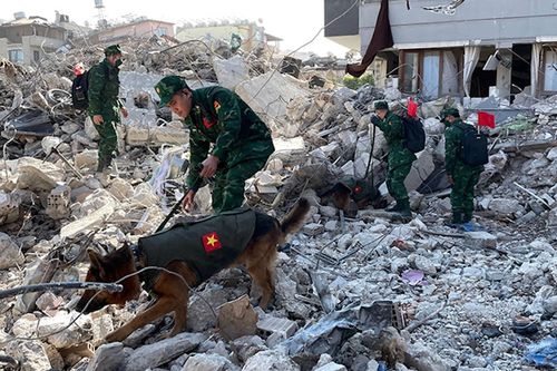 Lực lượng QĐND Việt Nam đưa nạn nhân ra khỏi đống đổ nát ở Thổ Nhĩ Kỳ