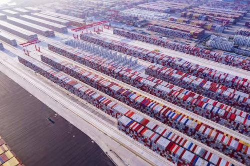 Container rỗng chất đống tại các cảng quốc tế