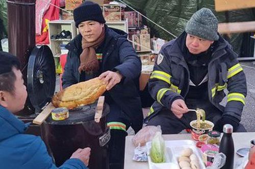 Cận cảnh bữa cơm đạm bạc của đội cứu hộ Việt Nam giữa tâm thảm họa động đất ở Thổ Nhĩ Kỳ